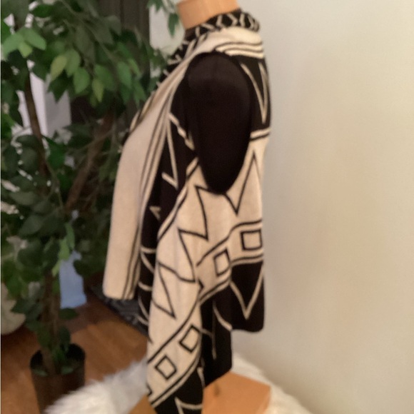 Maurice’s sleeveless cardigan Woman’s XL/XXL black and tan Aztec pattern - Picture 7 of 12